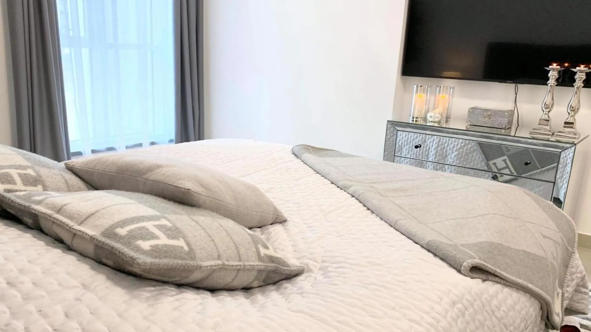 Phaedrus Living Dubai Marina Arcade Residence 703